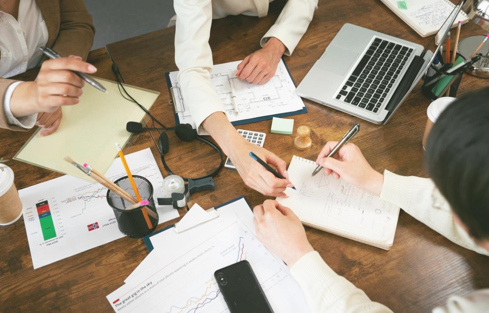 Espace de travail moderne avec analyses financières et graphiques
