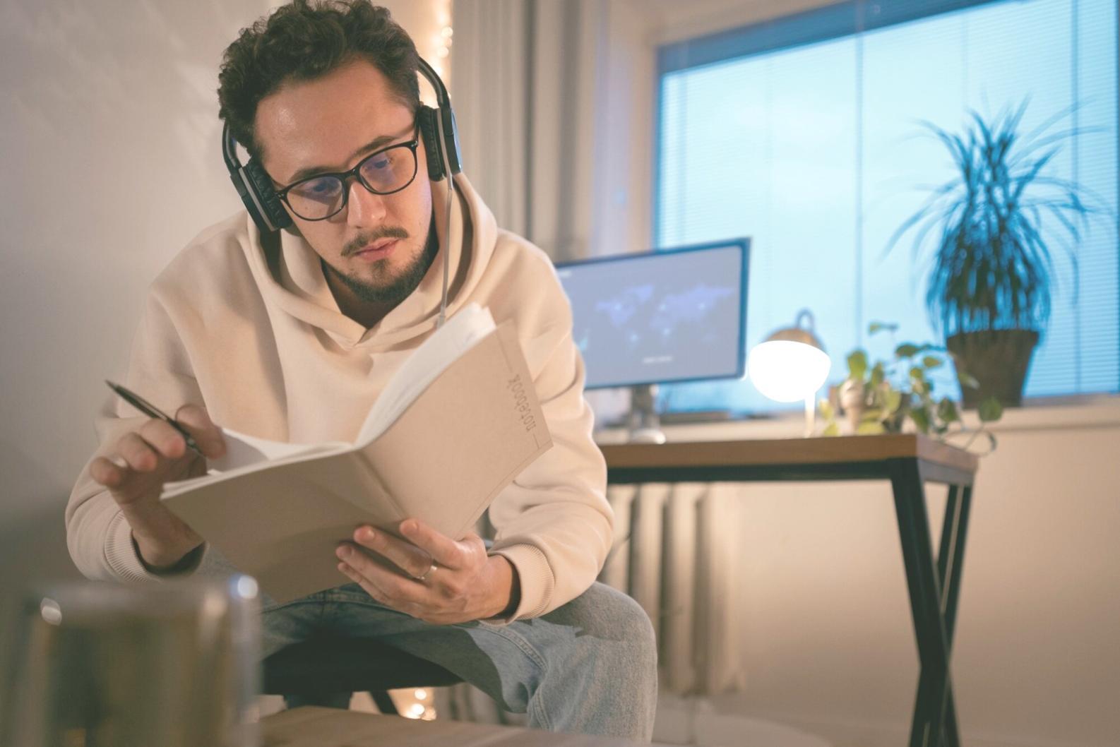 Graphiques de trading et indicateurs techniques sur plusieurs écrans